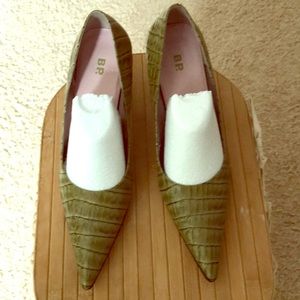 Leather gator texture pointy toed stilettos